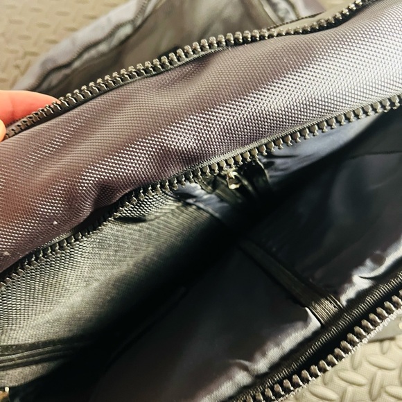 Ashbury NEW Black Travel Laptop
Duffel Bag With Shoulder Strap - Picture 6 of 7